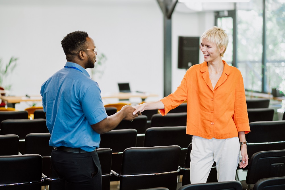 Treffen und Begrüßen bei Firmenveranstaltungen