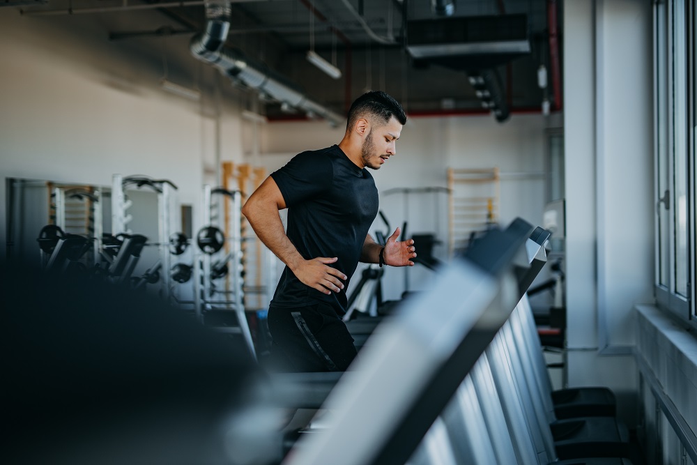 Laufen auf dem Laufband im Fitnessstudio des Hotels