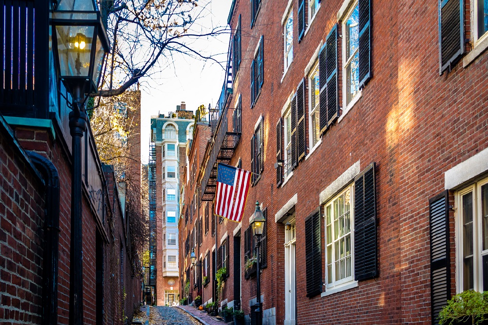 Bostoner Fußgängerzone mit Kopfsteinpflaster und amerikanischer Flagge