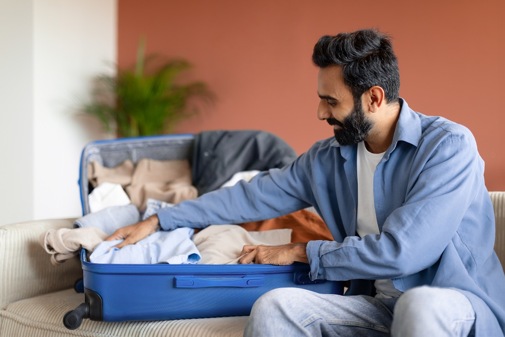 Geschäftsreisender packt sein Handgepäck zu Hause vor der Reise.