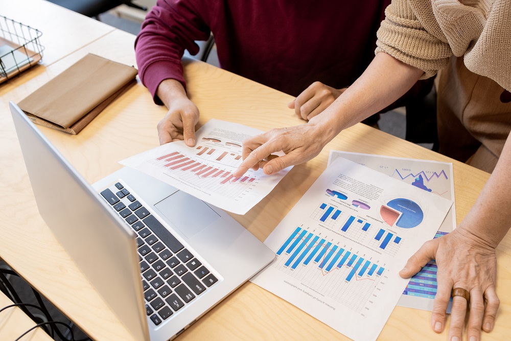 Zwei Personen, die gemeinsam eine Finanzanalyse durchführen