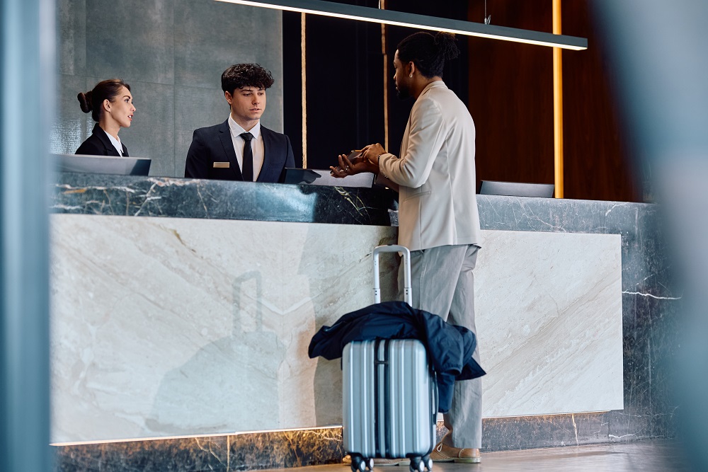Geschäftsreisender checkt im Hotel ein