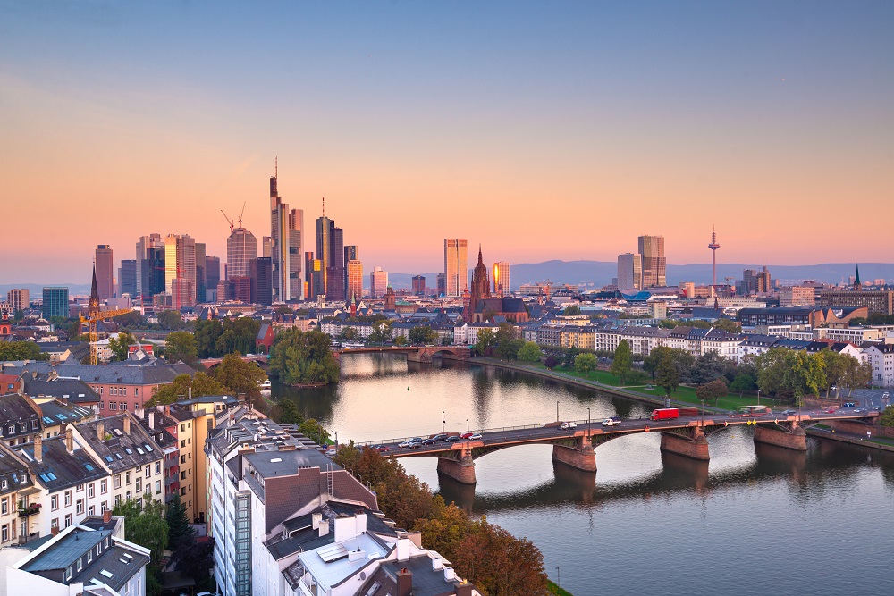 Frankfurter Skyline über dem Fluss