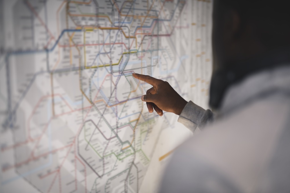 Mann überprüft die Karte der Londoner U-Bahn