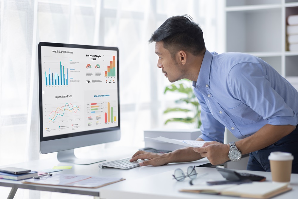 Finanzanalyst analysiert Reisedaten