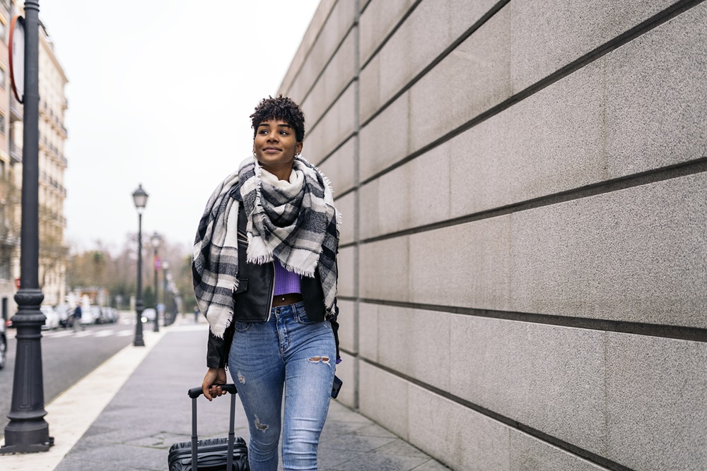 geschäftsreisender der mit trolley geht