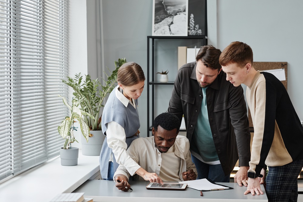 Mitarbeiter arbeiten zusammen