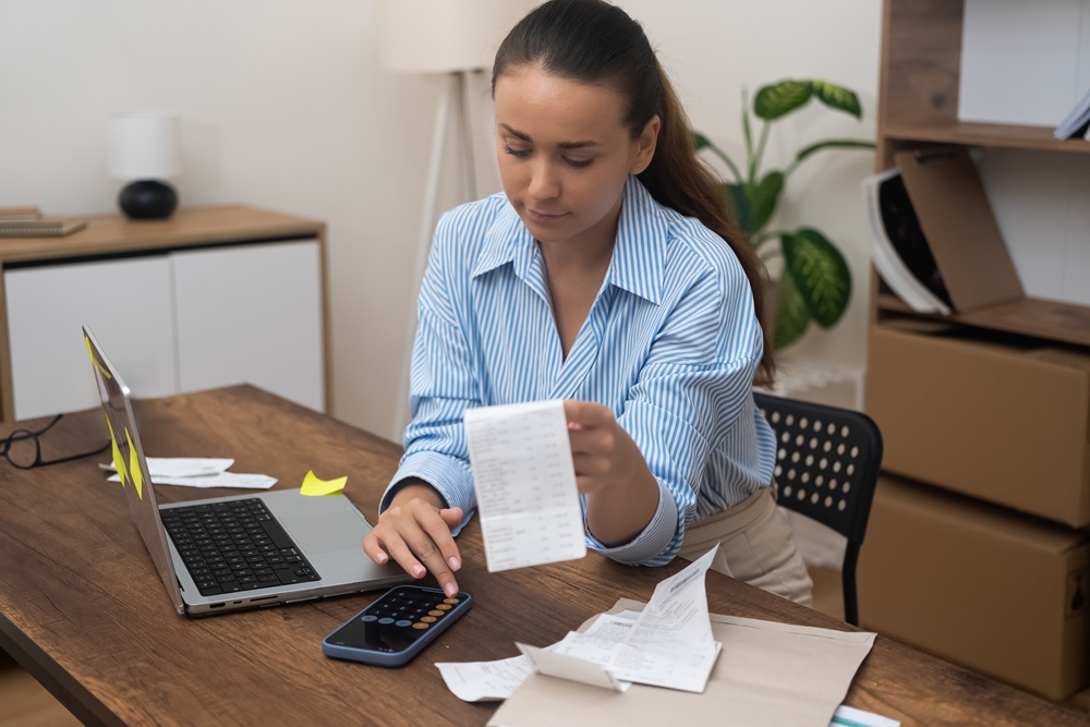 Frau berechnet Bürospesen