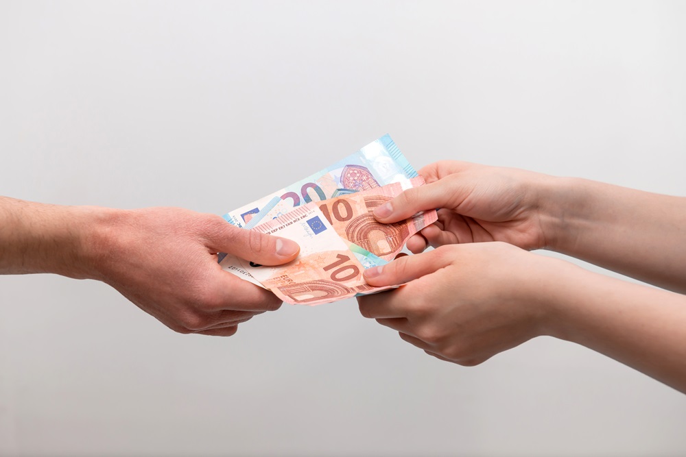 Mann tauscht Geld gegen betrügerische Geschäftsausgaben