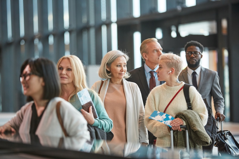 Geschäftsreisende, die in der Schlange beim Zoll am Flughafen warten.