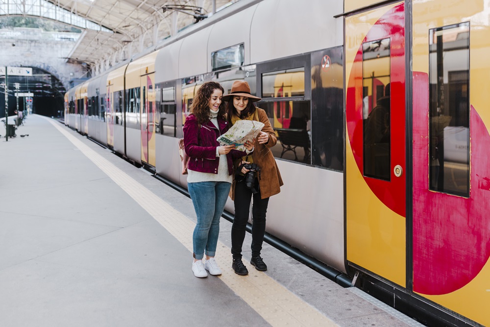 Zwei Geschäftsreisende überlegen sich in Manchester, wie sie mit dem Zug weiterfahren sollen.