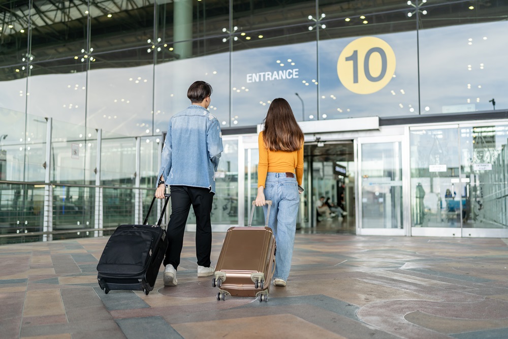 Zwei Geschäftsreisende gehen in den Flughafen, um ihren Flug zu erwischen.