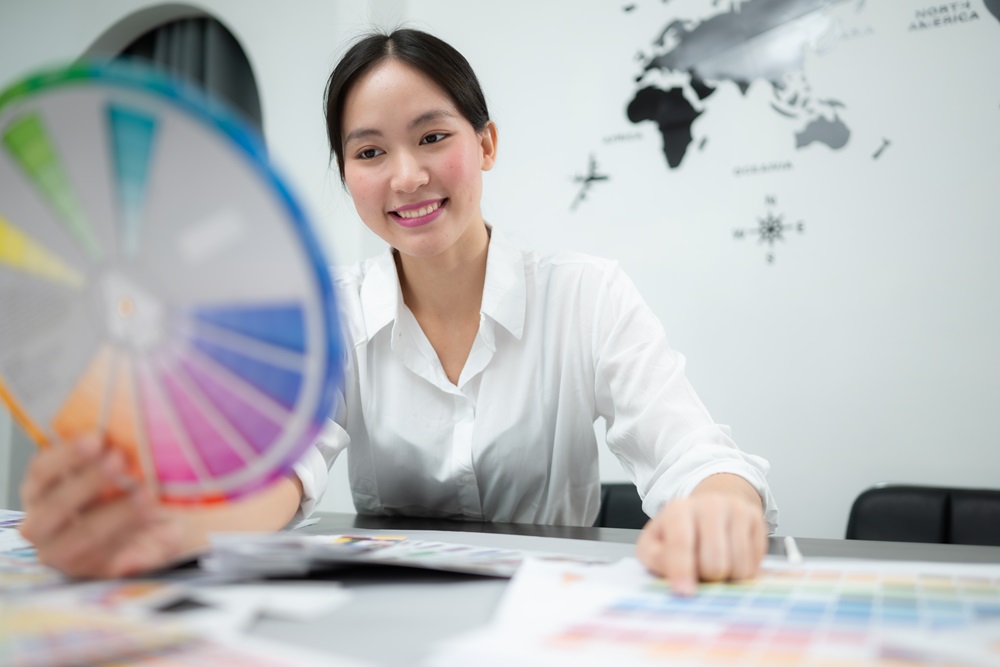 Young female architect and designer are rethinking the choice of Reisemanager, der die Fürsorgepflicht übernimmt