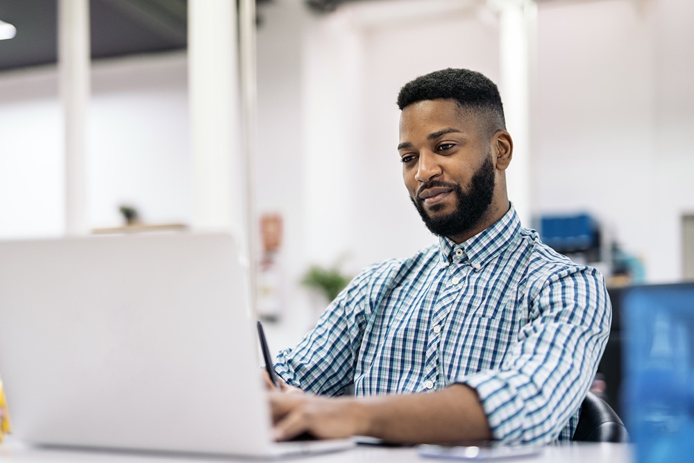 ein Mann im Büro, der in letzter Minute Buchungen vornimmt