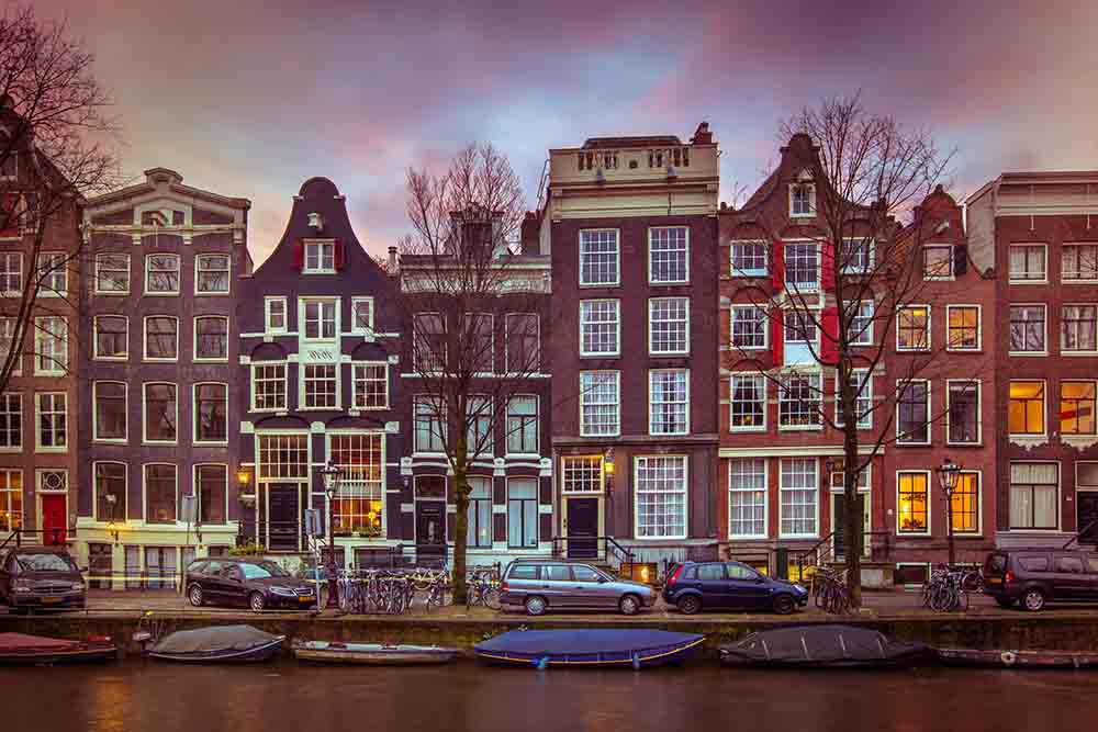 Historische Grachtenhäuser an der Brouwersgracht in Amsterdam im Vintage-Look