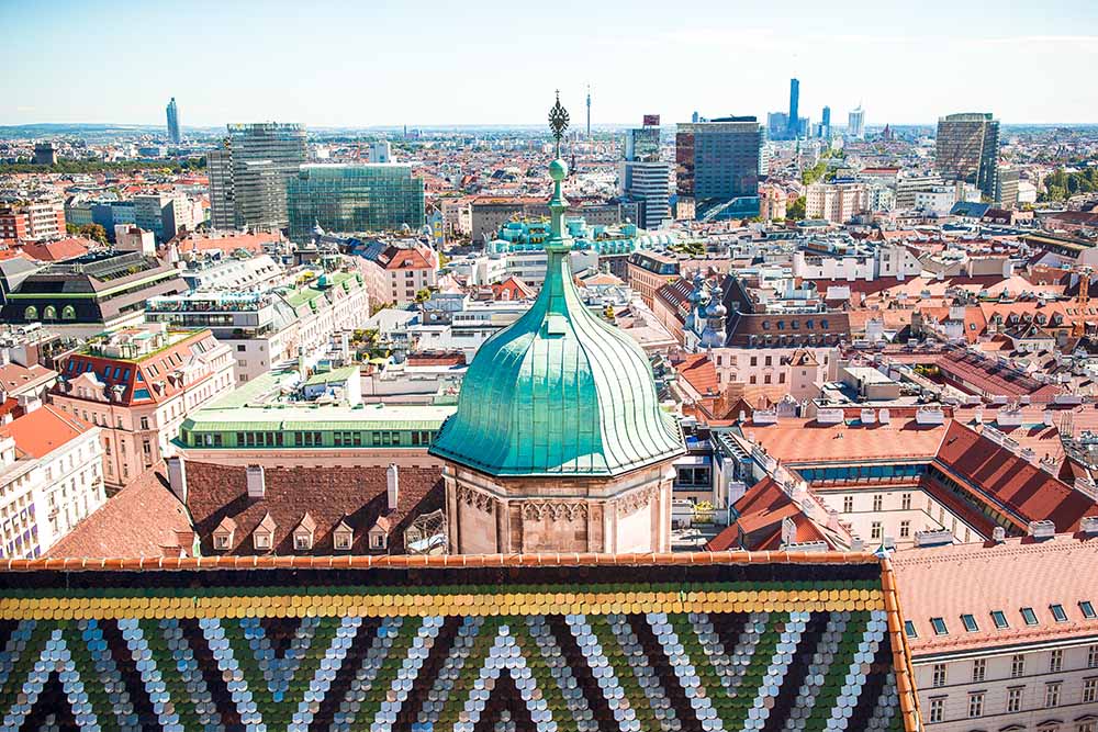 Blick vom Stephansdom über den Stephansplatz in Wien, der Hauptstadt von Österreich, an einem sonnigen Tag