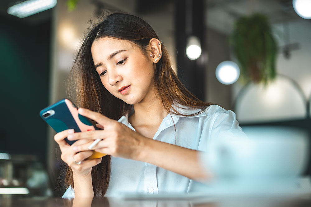 Woman on phone using travel technology to plan and manage business travel